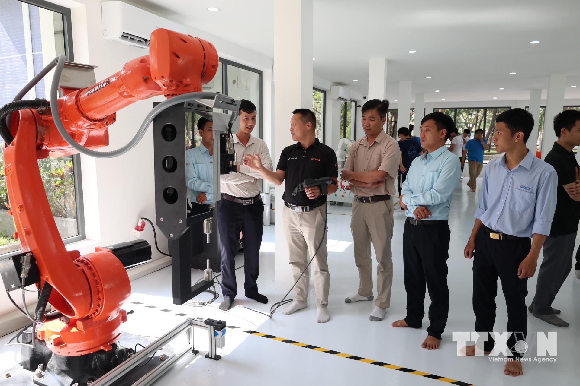 Thử nghiệm robot công nghiệp tại Trung tâm Đào tạo, Nghiên cứu và Phát triển Ứng dụng Robot Công nghiệp và Trí tuệ nhân tạo (trường Đại học Bách khoa – Đại học Đà Nẵng). (Ảnh: Khoa Chương/TTXVN)
